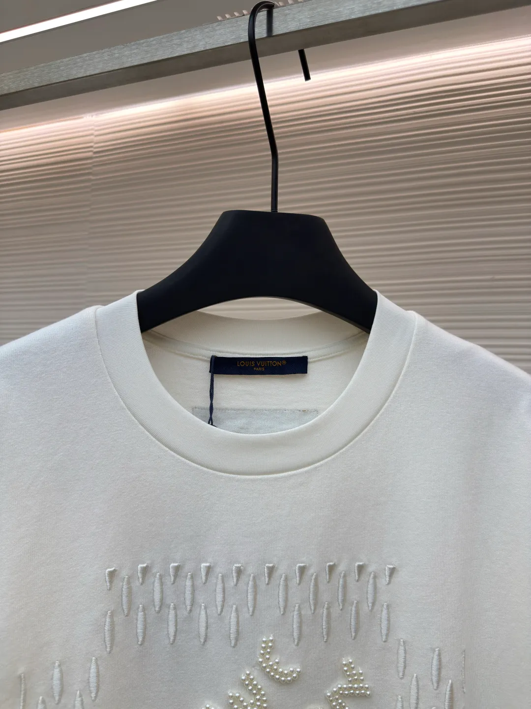 LOUIS VUITTON embroidered beaded letter T-shirt ●Authentic product: 13000 purchased and developed ●Item number: 1680221-A85 ●Fabric: combed cotton fabric ●Technology: embroidery production ●Version: fitted version ●Weight: about 420 grams ●Size: XS-S-M-L ●Description: The fabric is made of 26s double-ply combed cotton + long-staple cotton blended compact siro yarn. The rib is made of 26s+32s yarn 1*1 cylinder machine open width rib. The front panel is embroidered with Tajima embroidery machine imported from Japan. The thick plate rubber pad is polyester mercerized. Thread three-dimensional hemming embroidery, purchase Y version to manually point each bead, open a cardboard mold, and scan powder for precise positioning of a single piece. The beads are made of 4-mile round pearlescent white bubble beads, made by hand crochet technology, and all single beads are tied with hooks and threads to ensure that they are placed at the powder scan position. The overall wiring is straight and delicate, the fabric is comfortable and soft, and the color is consistent without color difference. It can be matched with the same style to create a fashionable look and control various occasions. Customized accessories, complete with three standards, same style for men and women!
